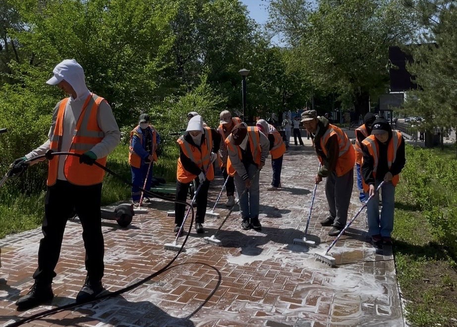 Алматыда тротуарлар арнайы тазартқыш құралдармен жуылып жатыр
