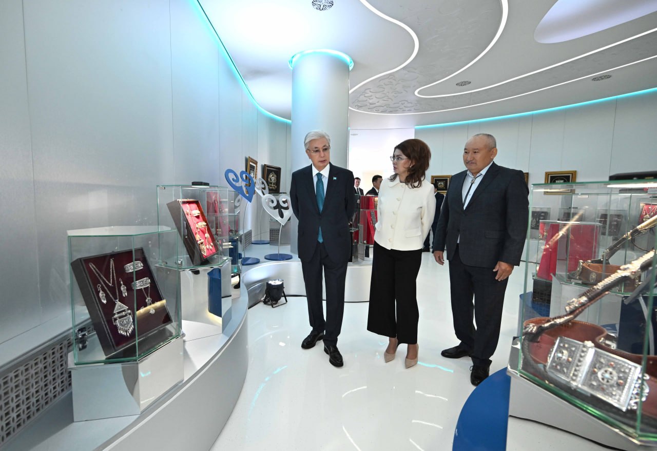 Тоқаев Креативті индустрияны дамыту қорының кеңсесін аралап қайтты