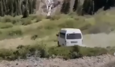 Көлсайда тұрақта тұрған автокөлік өздігінен орнынан қозғалып, еңіске сырғып кеткен