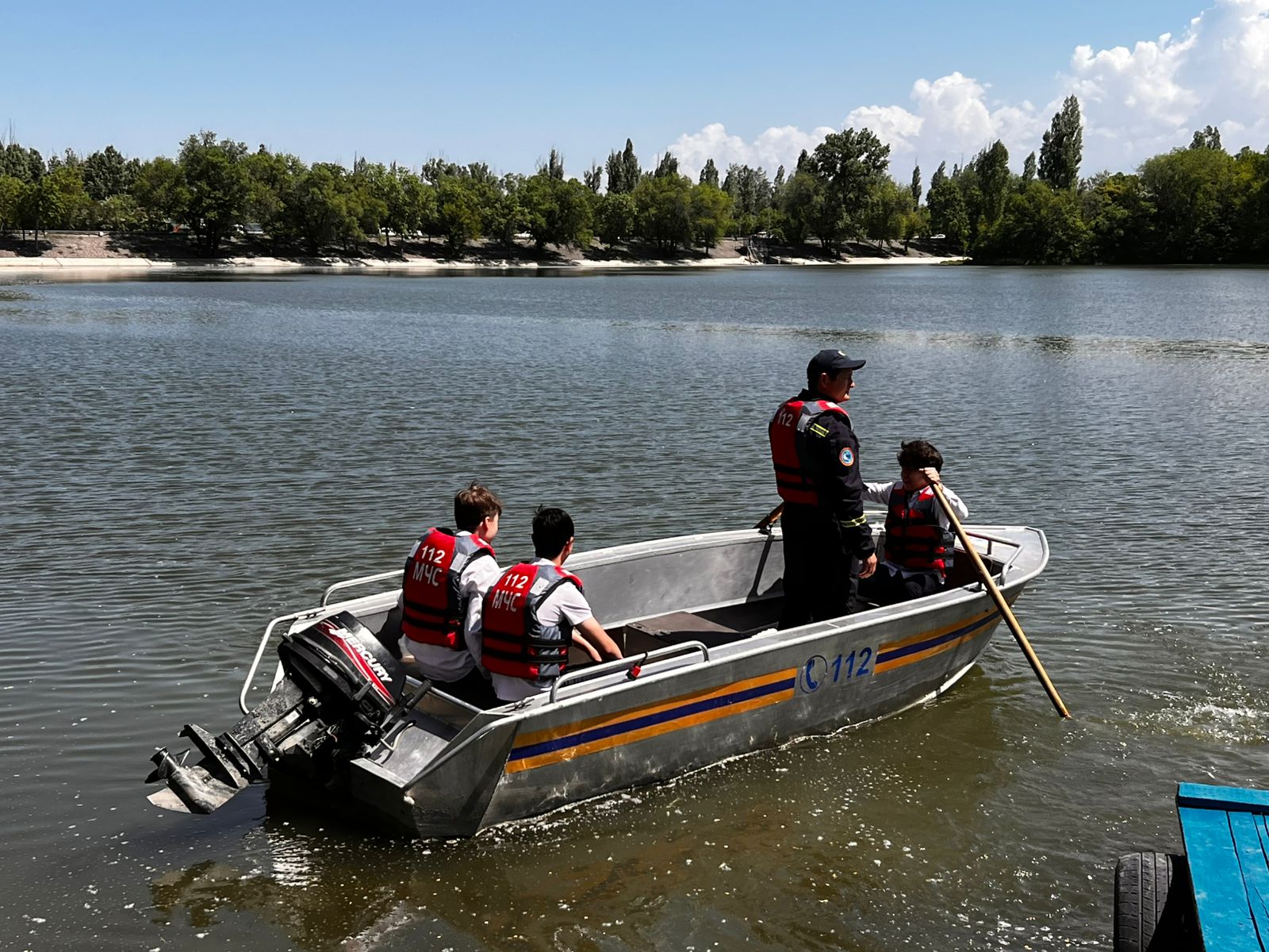 Алматылық оқушылар суға батқан адамды құтқарудың жолын үйренді