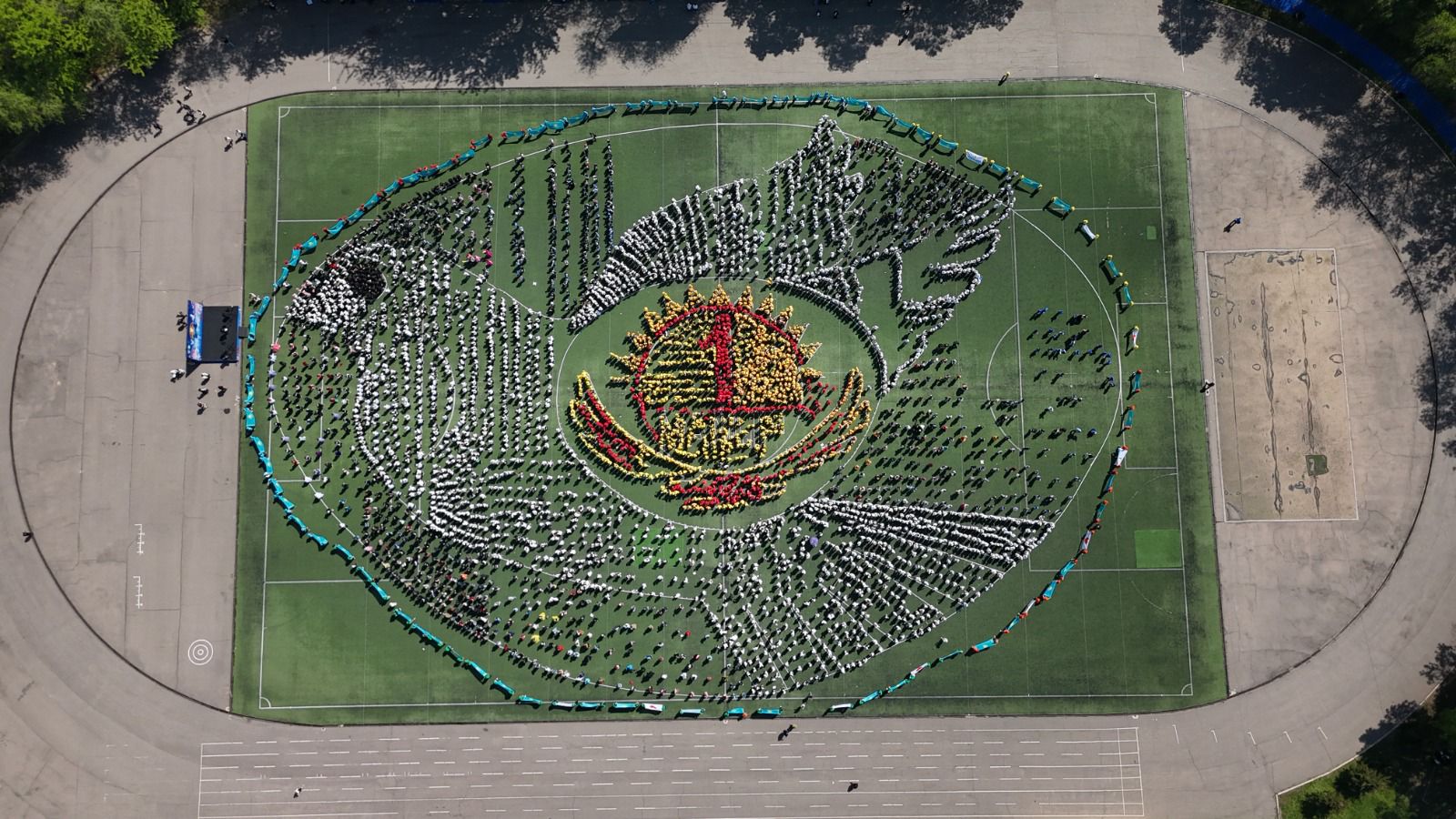 Алматыда Медеу ауданының 6500 оқушысы Бірлік күніне орай бейбітшілік құсы – көгершінді бейнеледі