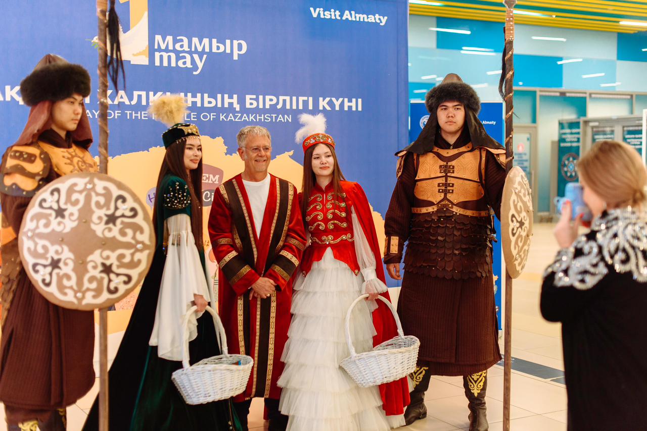 Қонақжайлықтың жарқын көрінісі: Алматы әуежайында Бірлік күніне арналған акция өтті