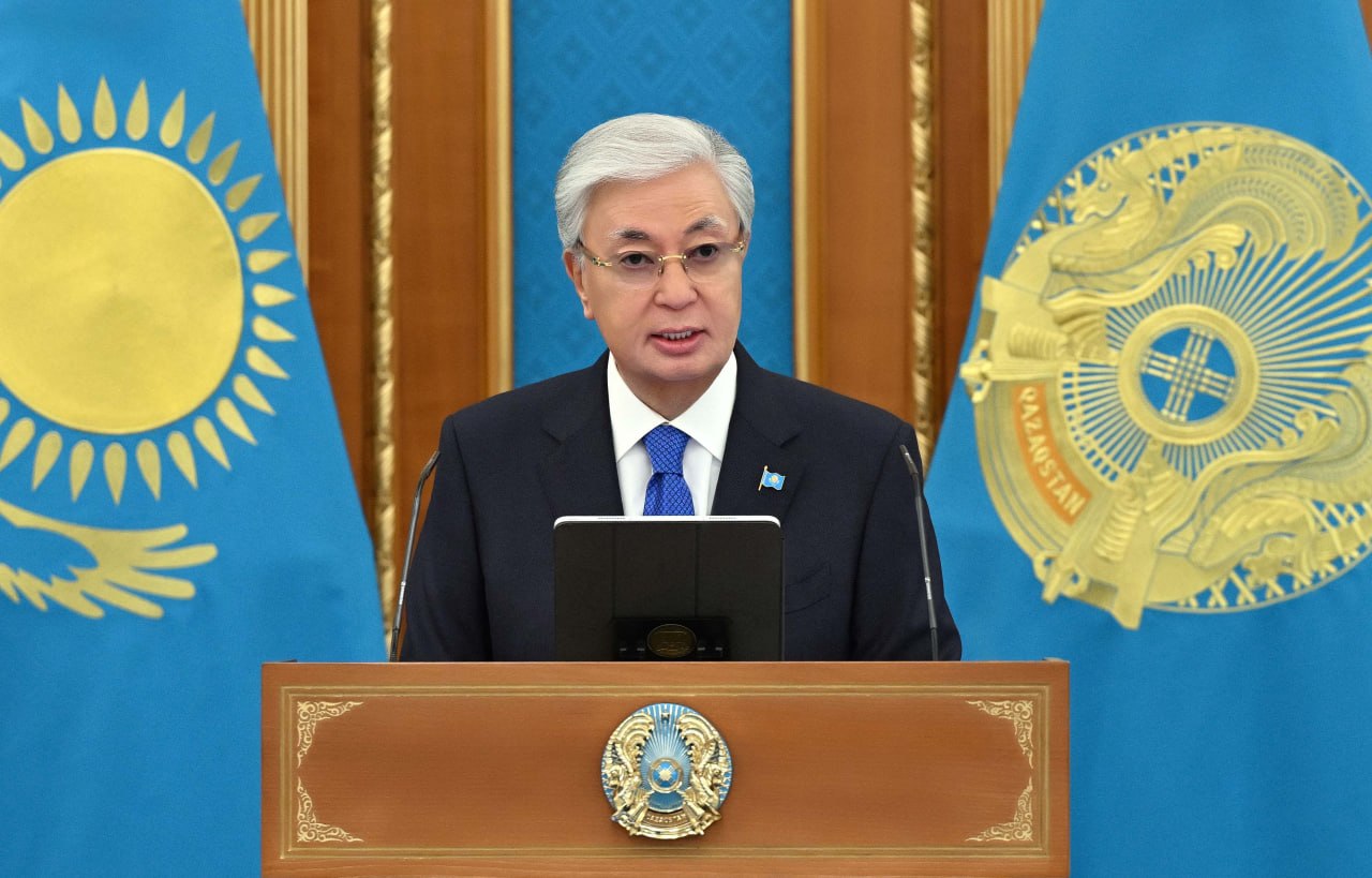  Тоқаев Отан қорғаушы күнімен және Жеңіс күнімен құттықтады