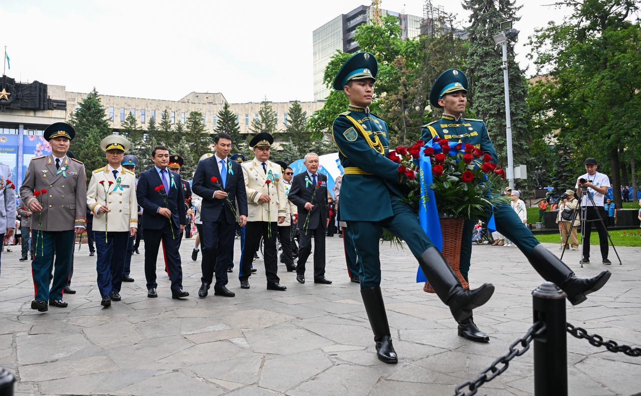 Алматыда Жеңіс күні аталып өтіп, соғыс қаһармандарының рухына тағзым етілді