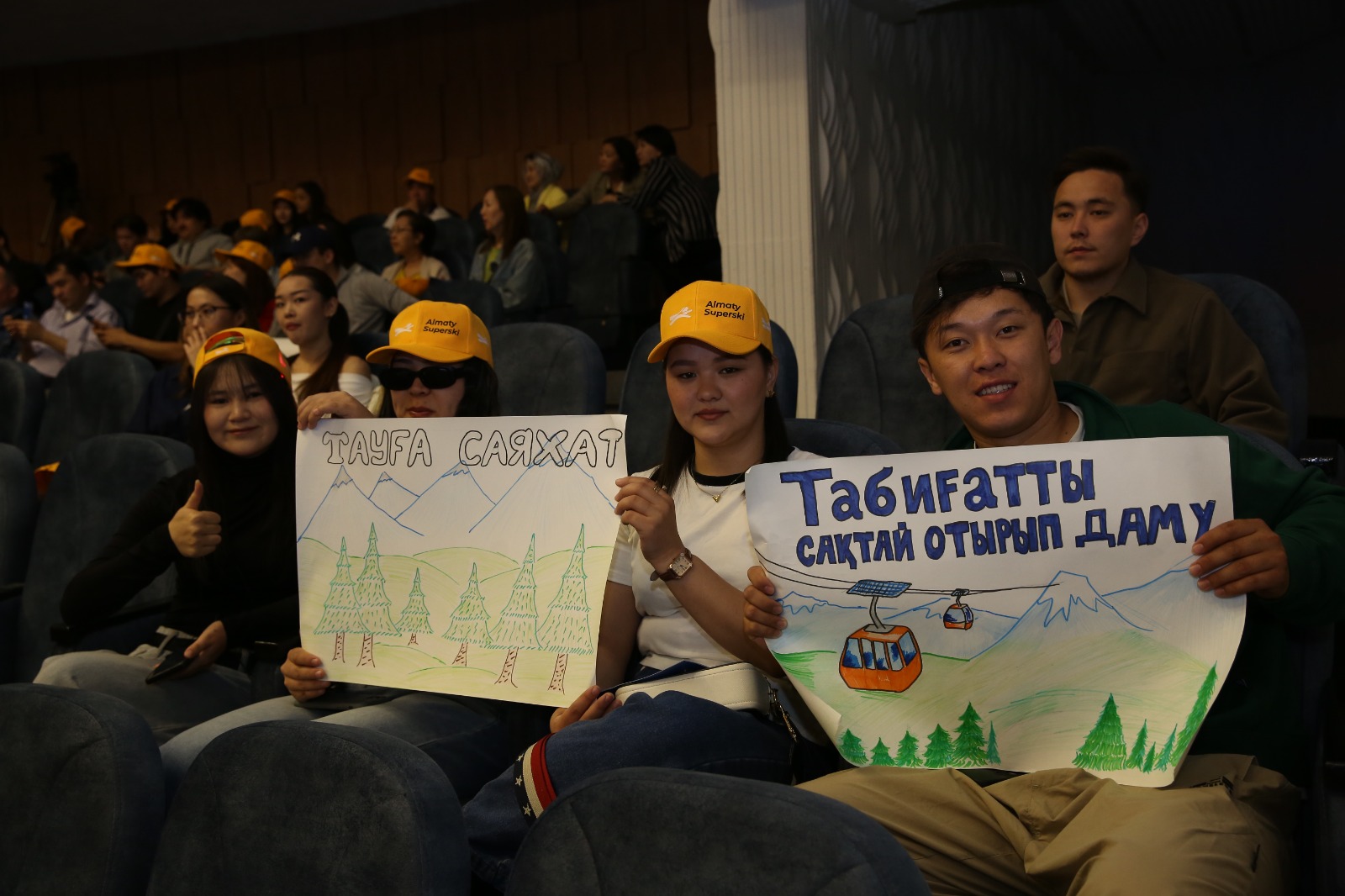 Алматыда өткен қоғамдық тыңдауда жастар плакаттармен Almaty Superski жобасын қолдады