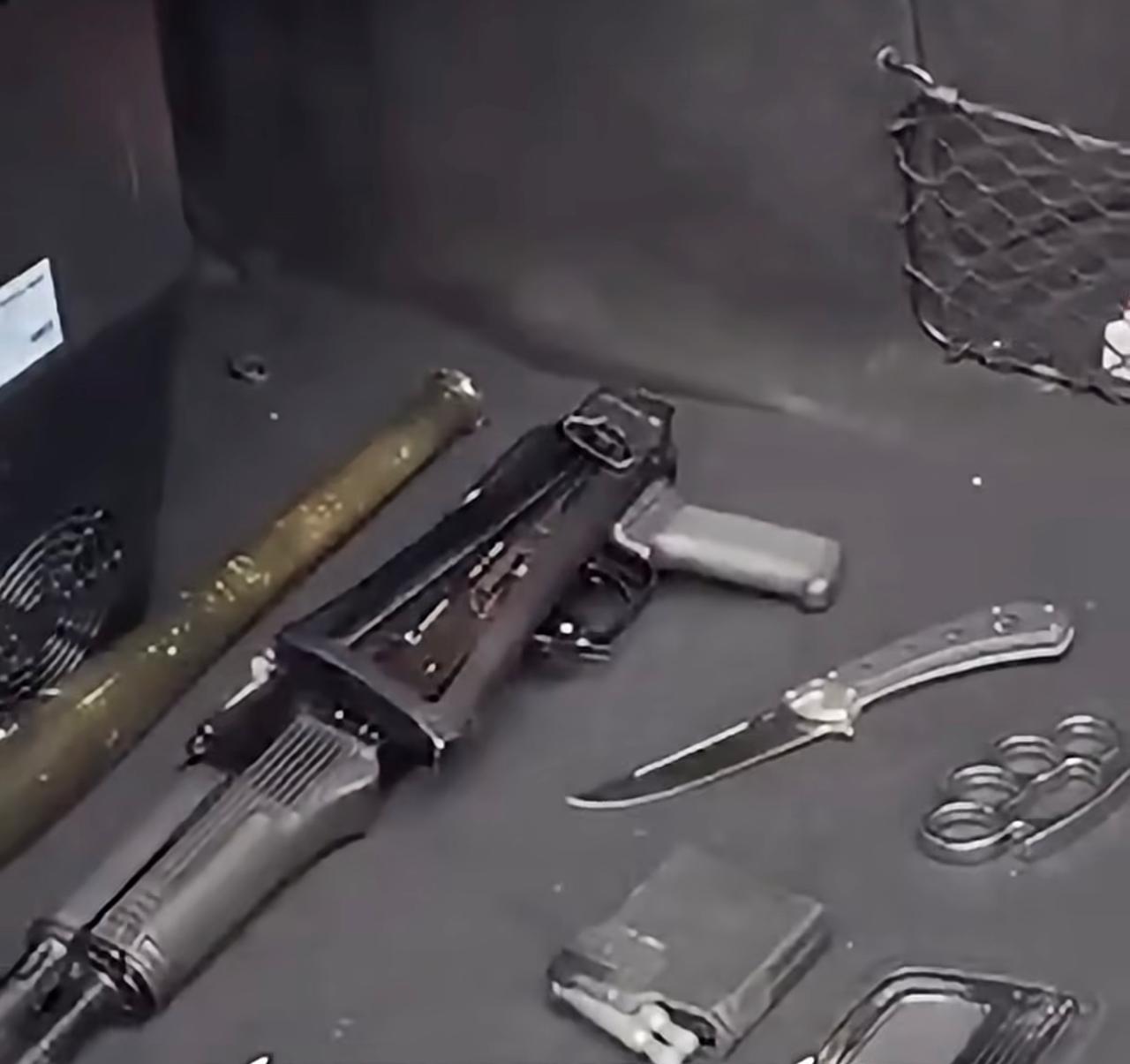 Алматы полициясы көліктің жүксалғышынан бірнеше қару түрін тапты