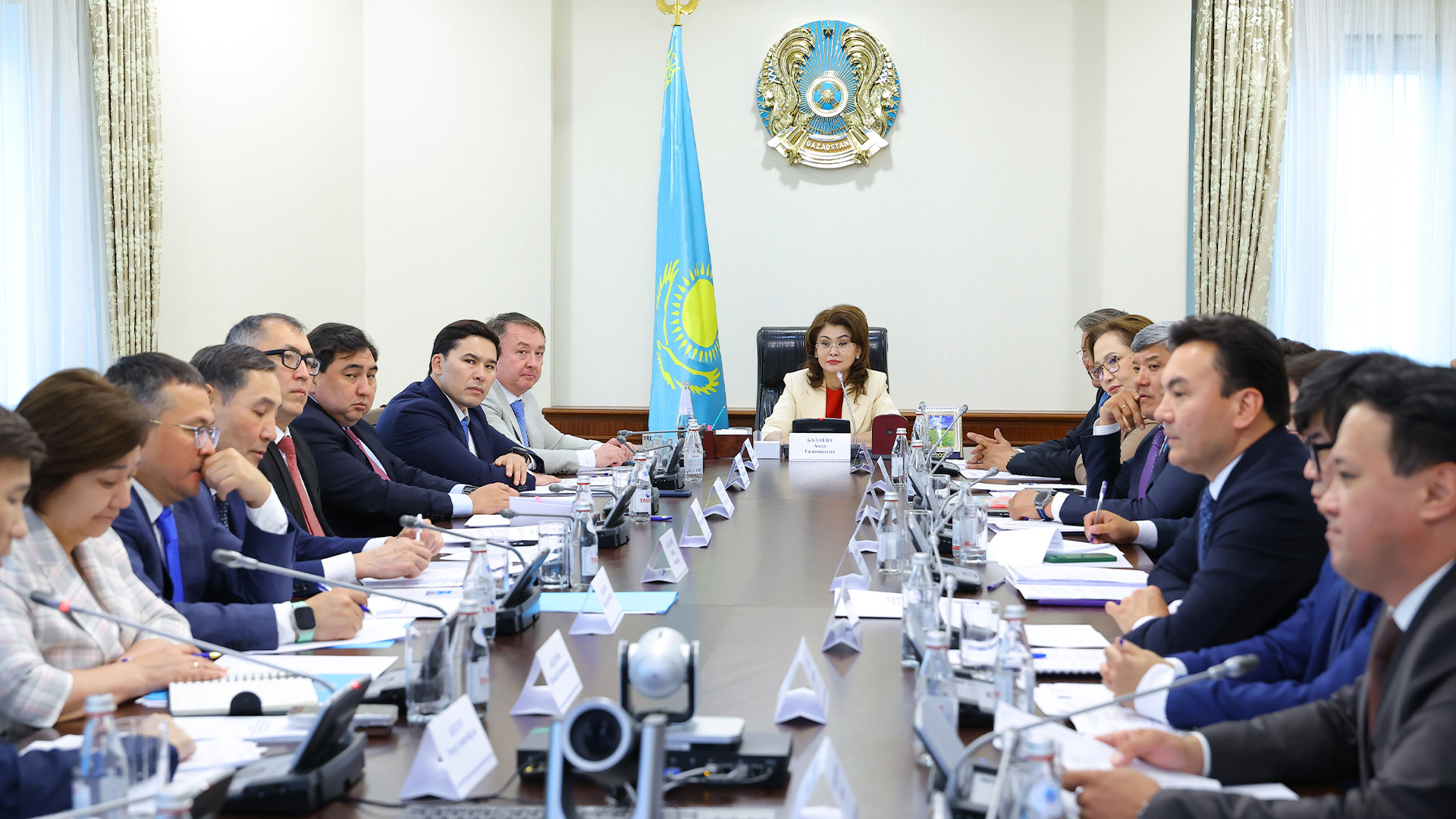 Үкіметте мемлекеттік тіл саясатын жүзеге асыру жөніндегі комиссияның отырысы өтті 