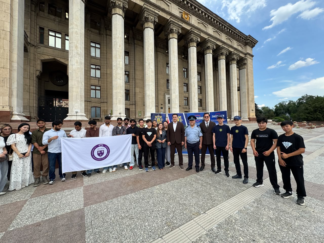 Алматы есірткіге қарсы бірікті: ҚБТУ алаңында алып ту жайылды