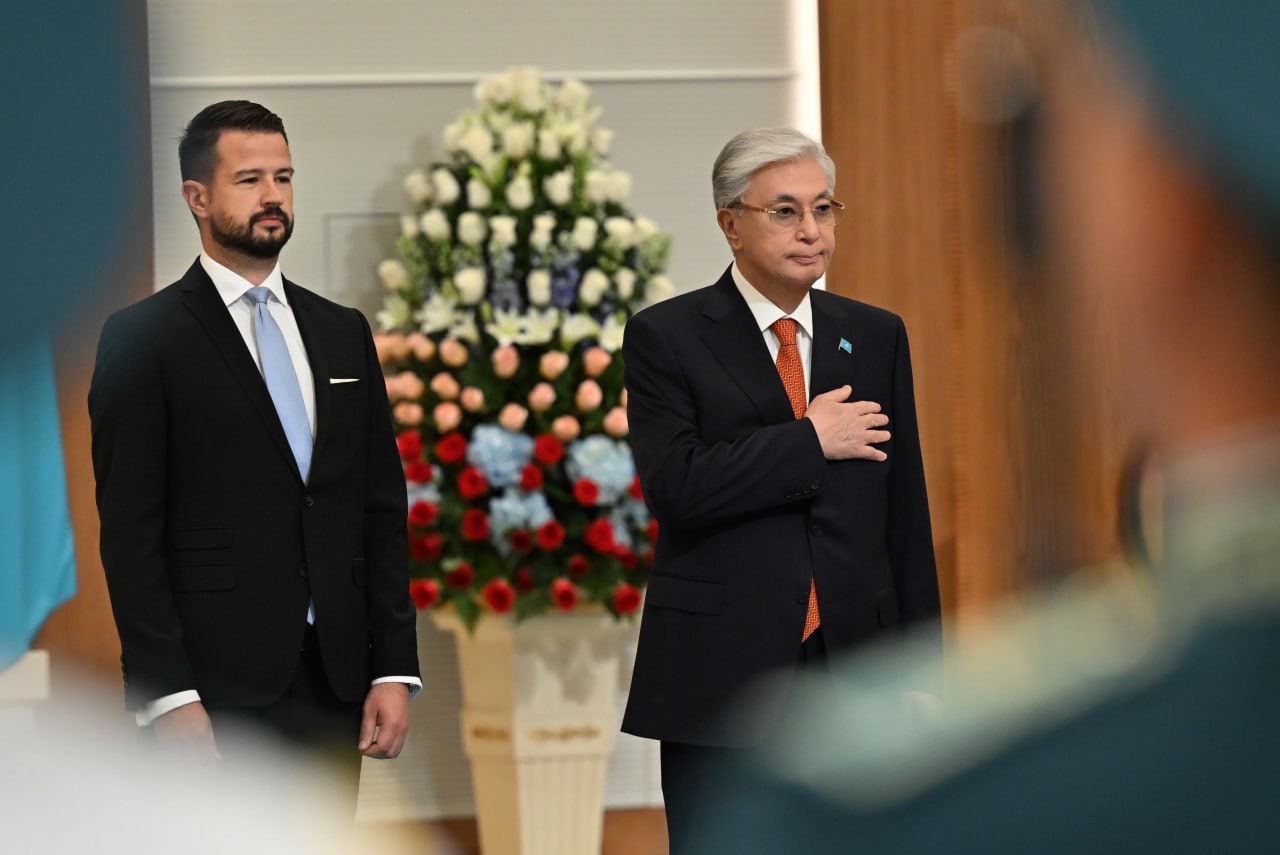 Тәуелсіздік сарайында елімізге ресми сапармен келген Черногория Президентін қарсы алу рәсімі өтті