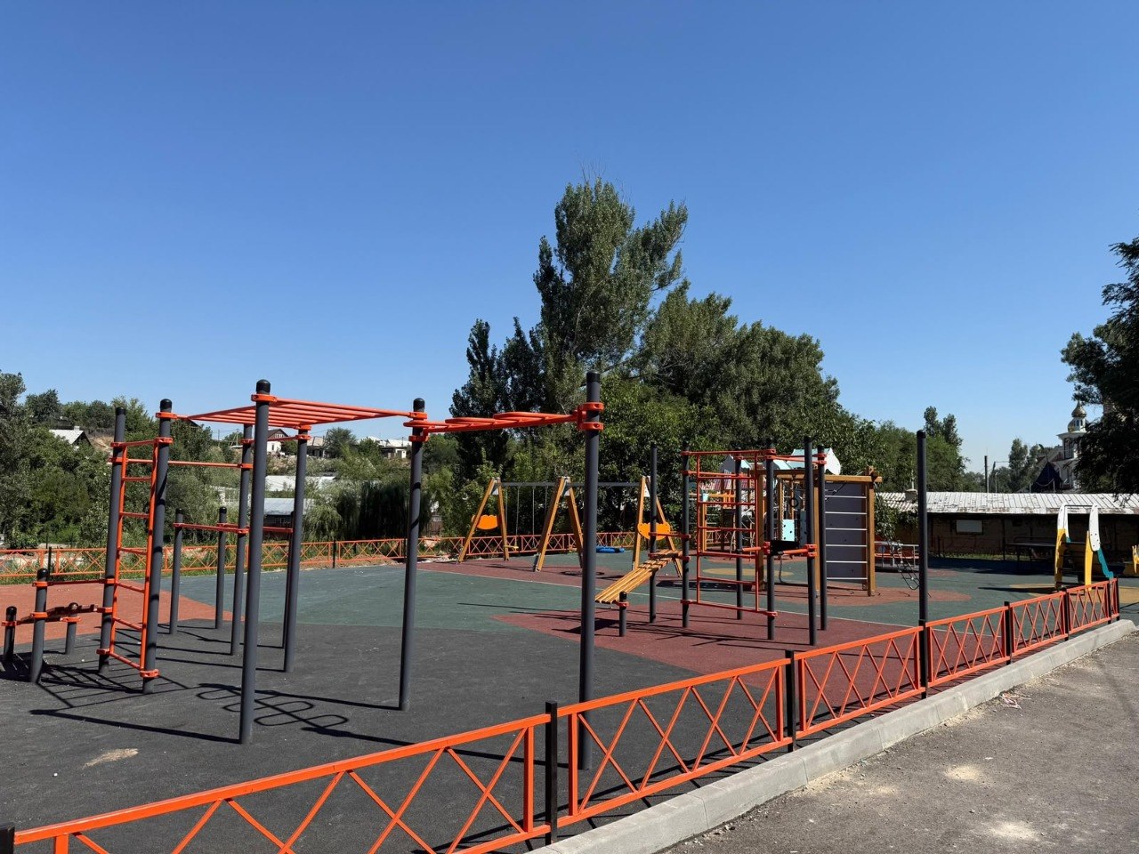 Алматының Жетісу ауданында Қарасу өзенінің жағалауы мен жаңа қоғамдық кеңістіктер көріктендіріліп жатыр