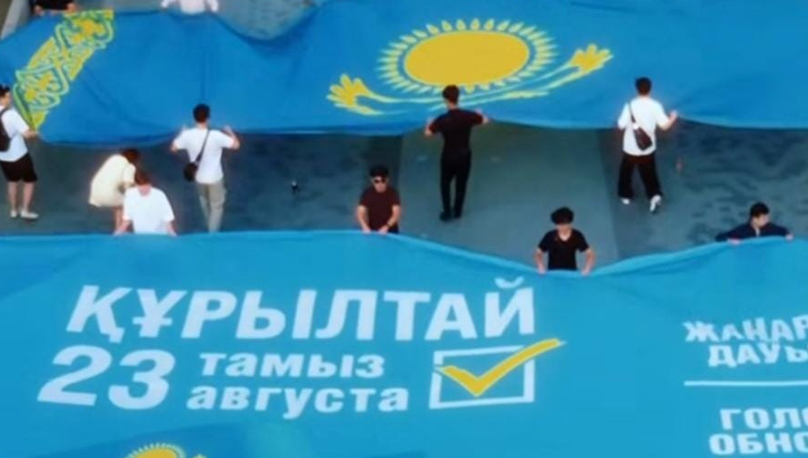 Арбатта «Сайлау» әуеге көтерілді: Алматы жастары сайлау туралы авторлық әнмен жарқын флешмоб ұсынды