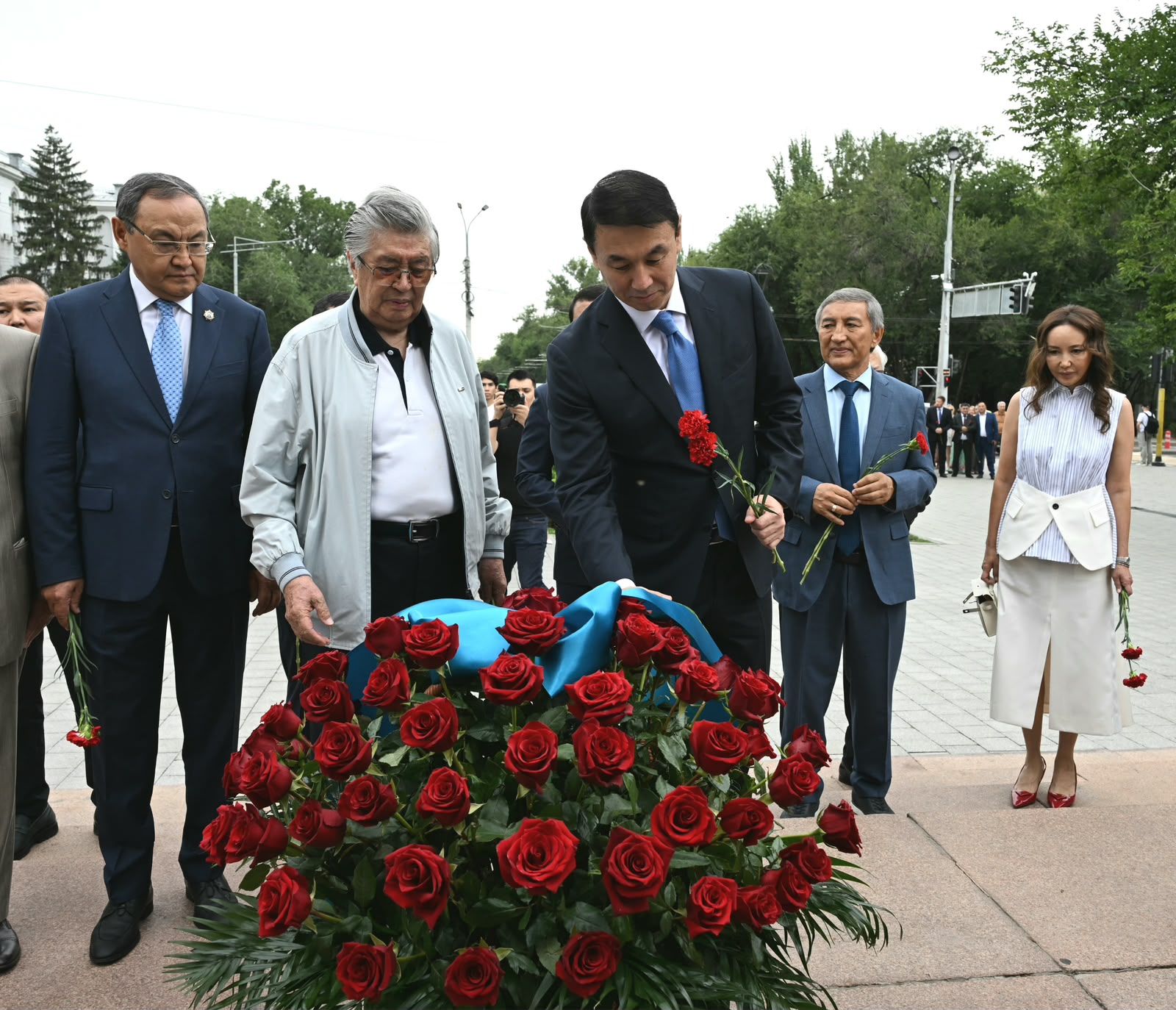 Алматыда Абай күніне орай Дархан Сатыбалды ақын ескерткішіне гүл қою рәсіміне қатысты