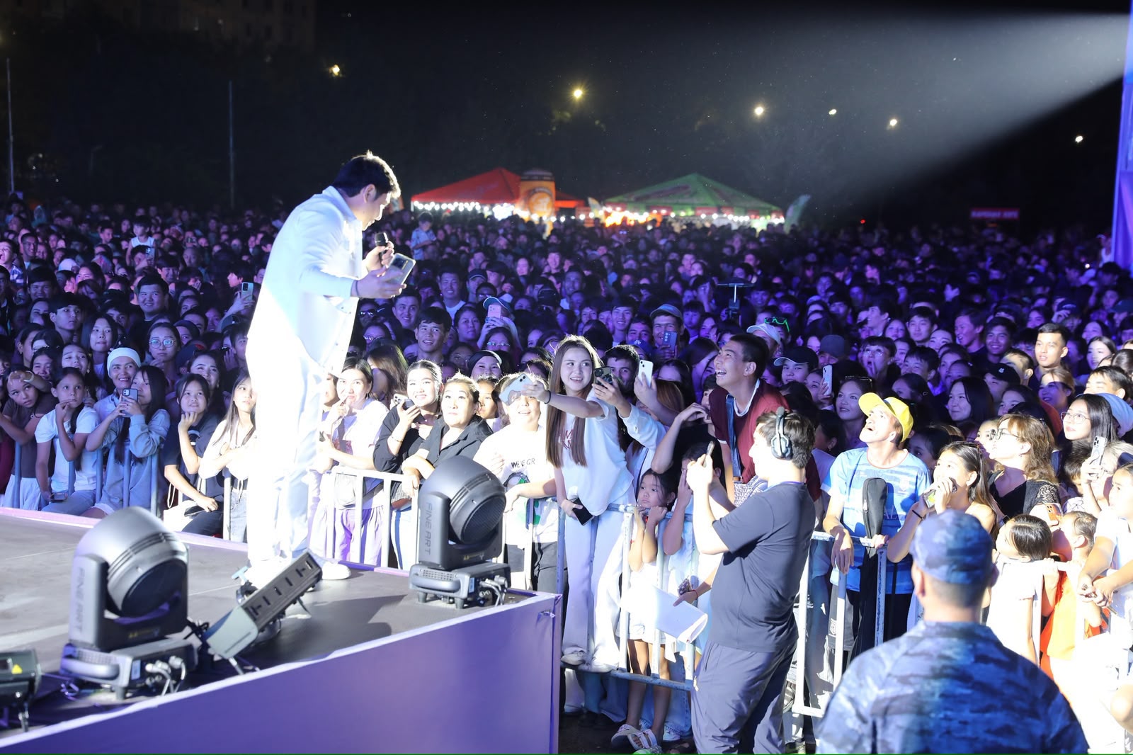 Алматыда ALMATY SUMMER FEST сахнасында Шәмші Қалдаяқовтың әндері шырқалды
