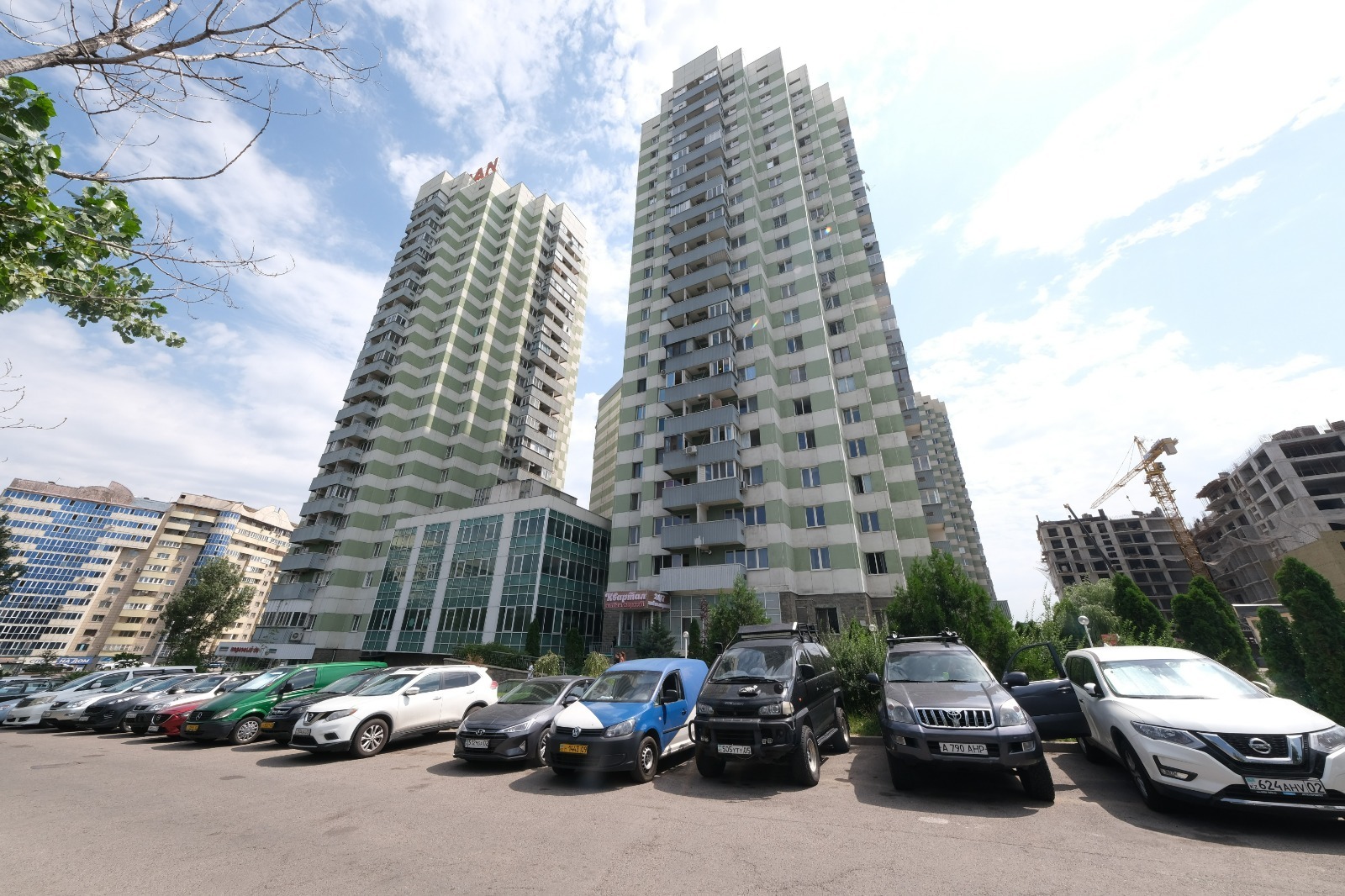 Алматыда көпқабатты үйлердің тұрғындары коммуналдық ақылы автотұрақтарды тегін пайдалана алады