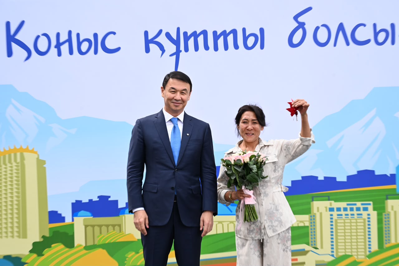 Алматы әкімі Дархан Сатыбалды жаңа пәтер иелеріне баспана кілтін табыстады