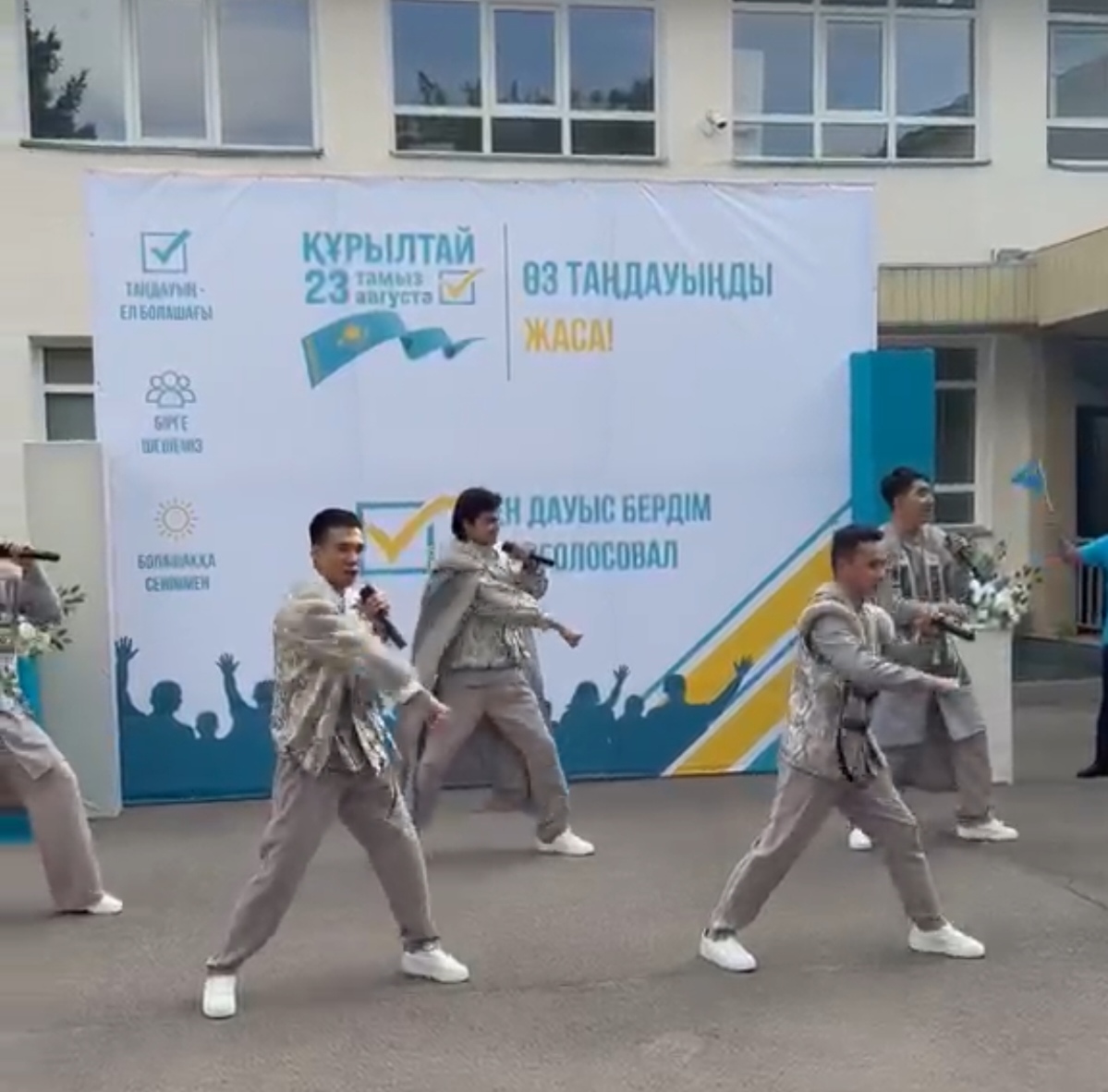Сайлау учаскелеріндегі мерекелік көңіл күй: алматылықтар ұлттық ойындардан сайысқа түсіп жатыр