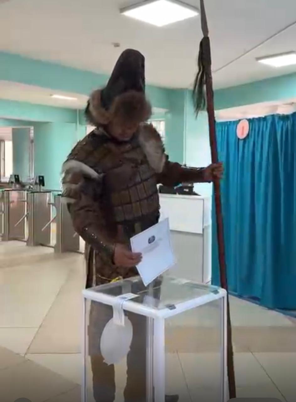 Қазақтың батыры сайлау учаскесінде өз таңдауын жасады