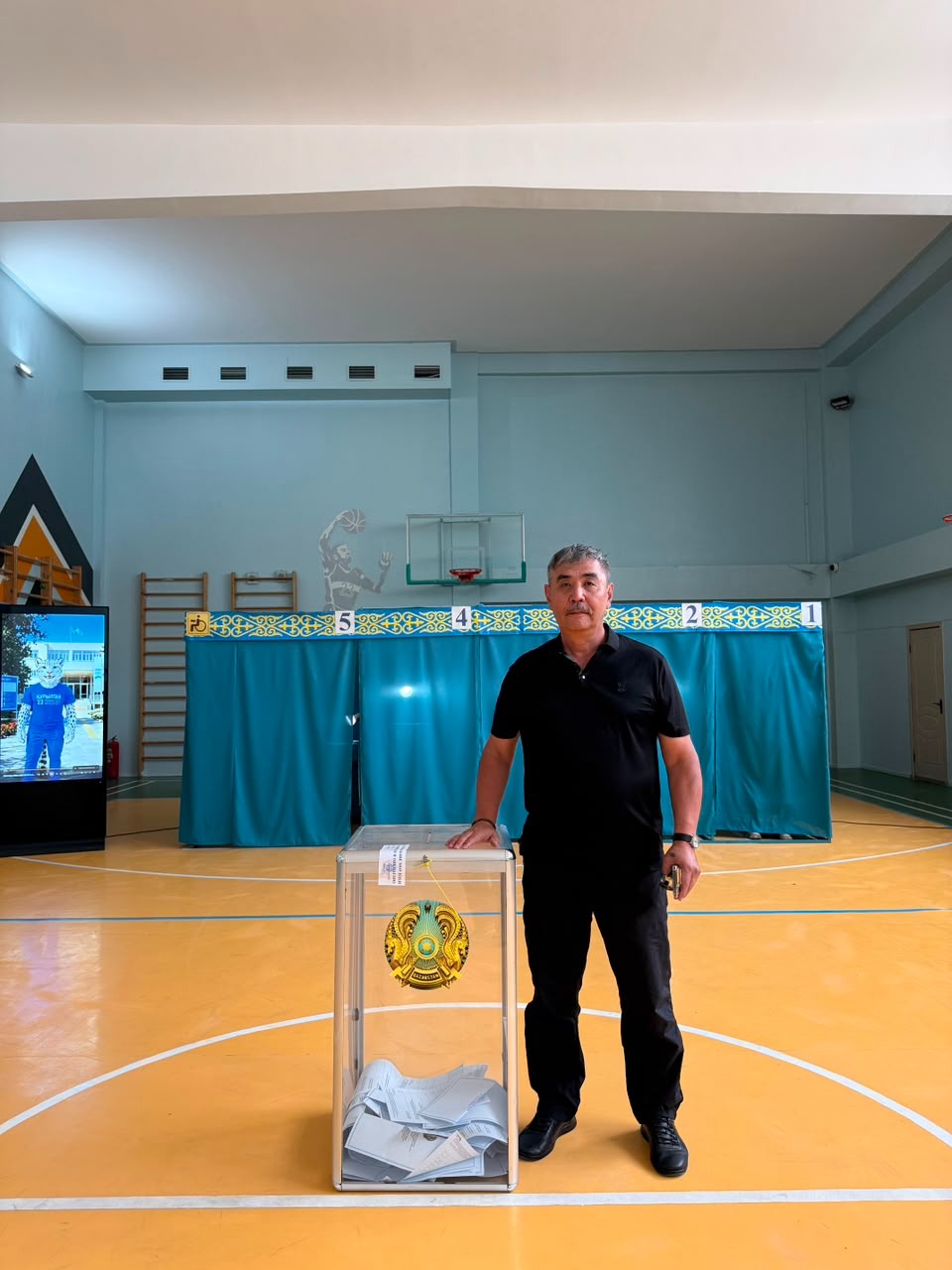 ҚР Суретшілер одағының төрағасы Өмірбек Жұбаниязов Құрылтай сайлауында дауыс берді