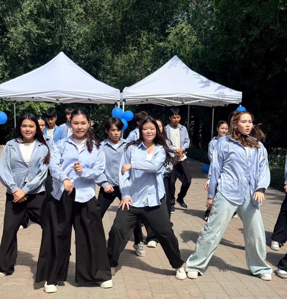 Алматыда сайлау көтеріңкі көңіл күйде өтіп жатыр: №359 учаскеде би флешмобы ұйымдастырылды