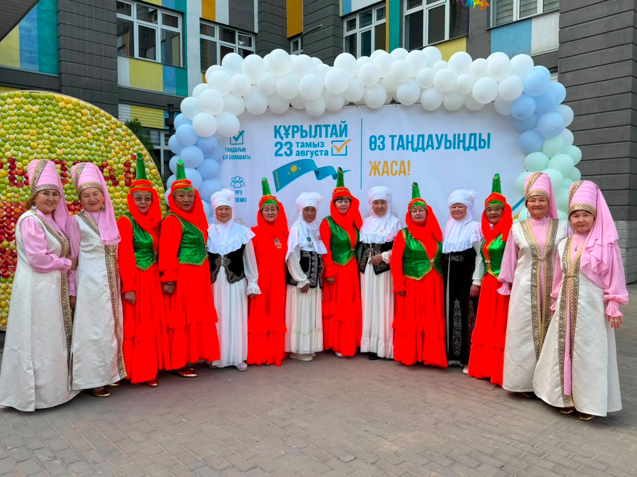 Белсенді дауыс беру мен мерекелік көңіл күй: алматылықтар Құрылтай депутаттарын сайлап жатыр