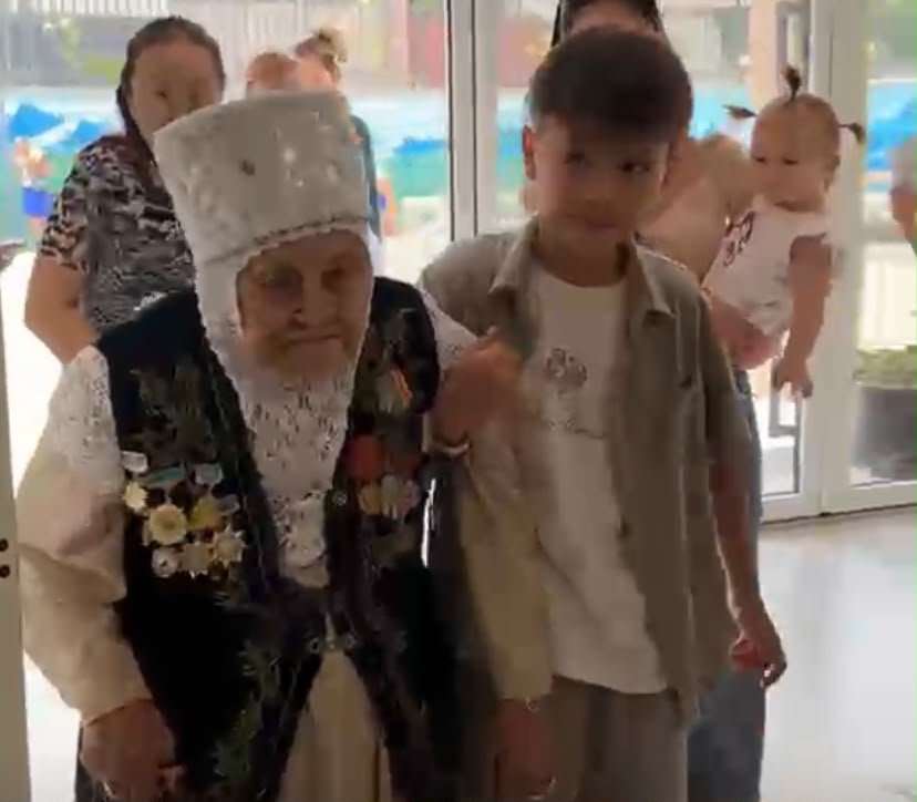 101 жастағы Кәмиля Досқалиқызы сайлау учаскесіне келіп, өз таңдауын жасады