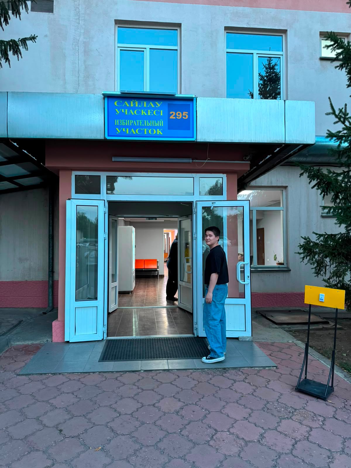 Сайлаудың соңғы сағаты: алматылықтар сайлау учаскелеріне келіп жатыр