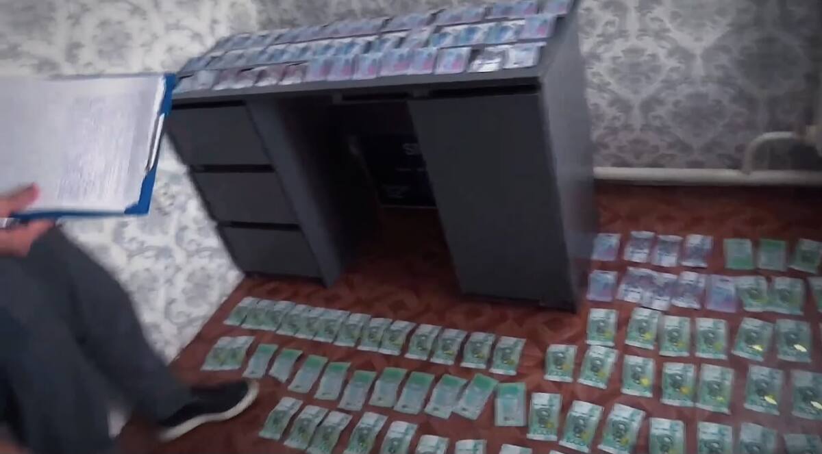 БҚО-да алаяқтарға көмектескен күдікті ұсталды