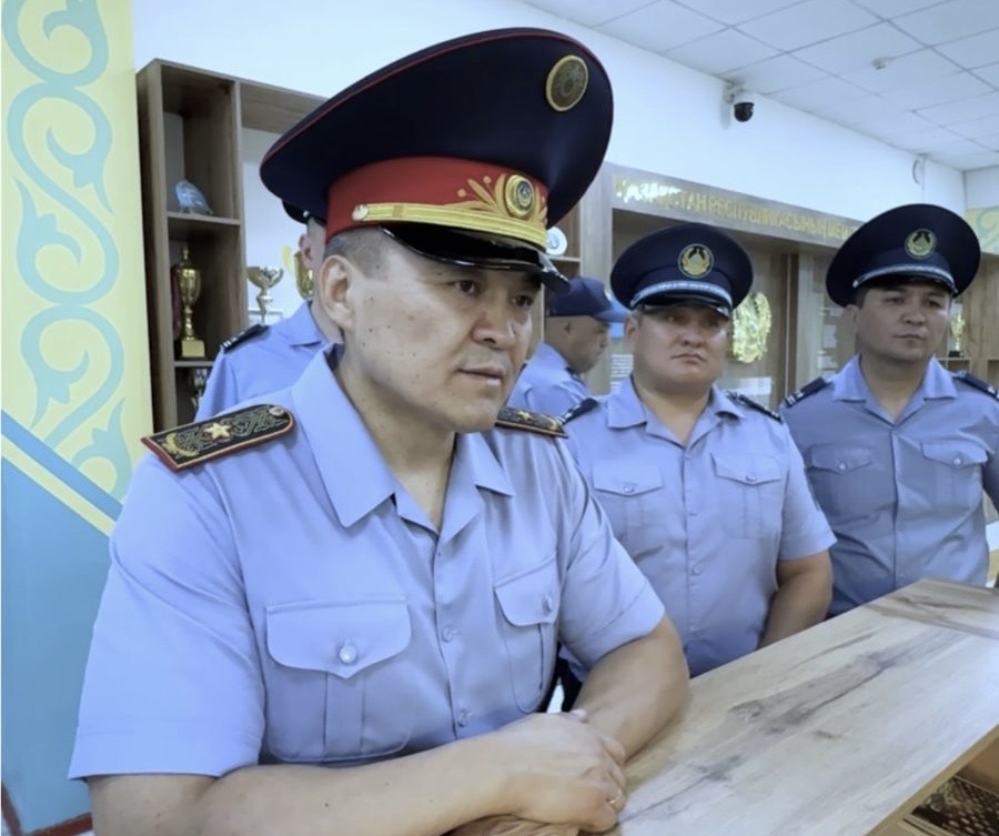 Алматының бас полицейі мектептердің жаңа оқу жылына дайындығын тексерді