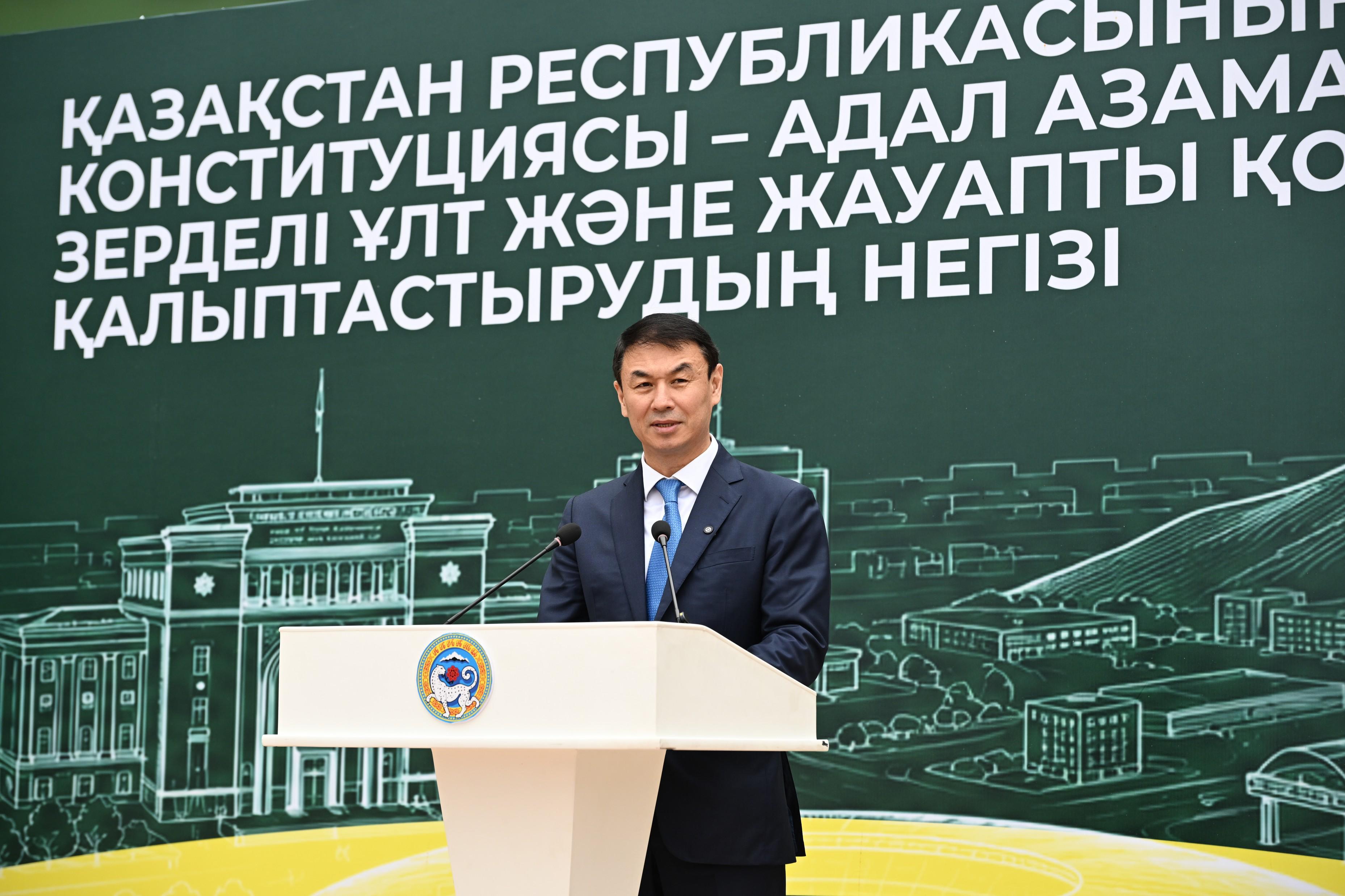 Алматы әкімі оқушыларды Білім күнімен құттықтады