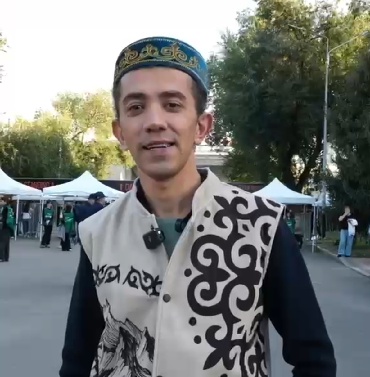 «Хит әндерін естігім келеді»: Энрике Иглесиастың Бакулық жанкүйері Алматыдағы концертке арнайы келген