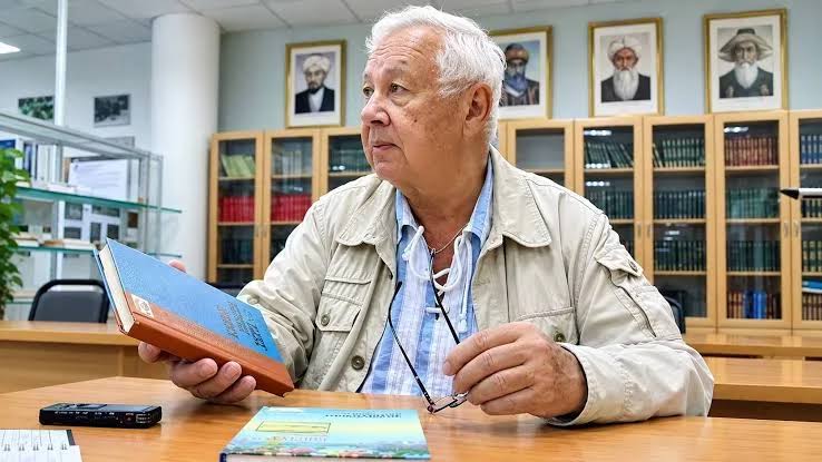  Тоқаев жазушы Валерий Михайловты І дәрежелі «Барыс» орденімен марапаттады