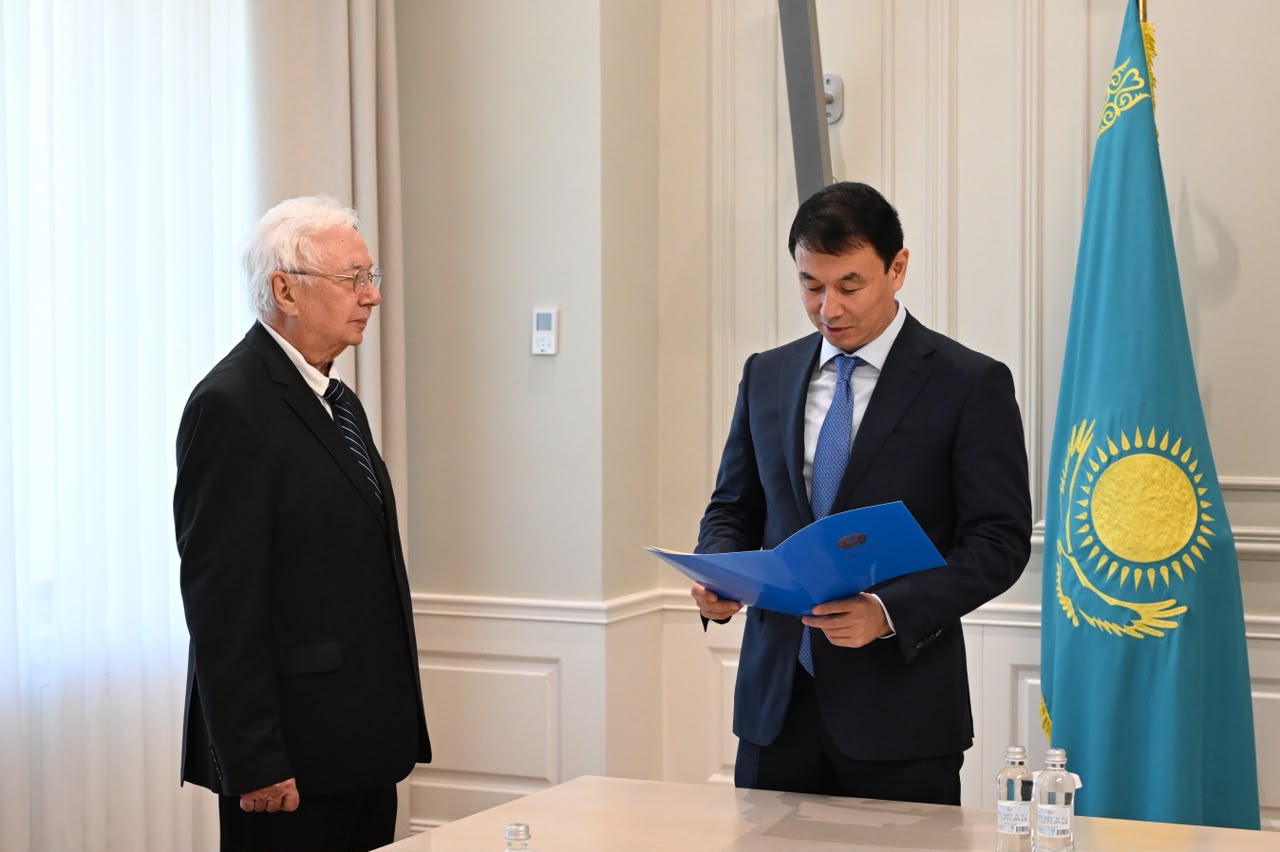 Қазақстанның халық жазушысы Валерий Михайлов I дәрежелі «Барыс» орденімен марапатталды