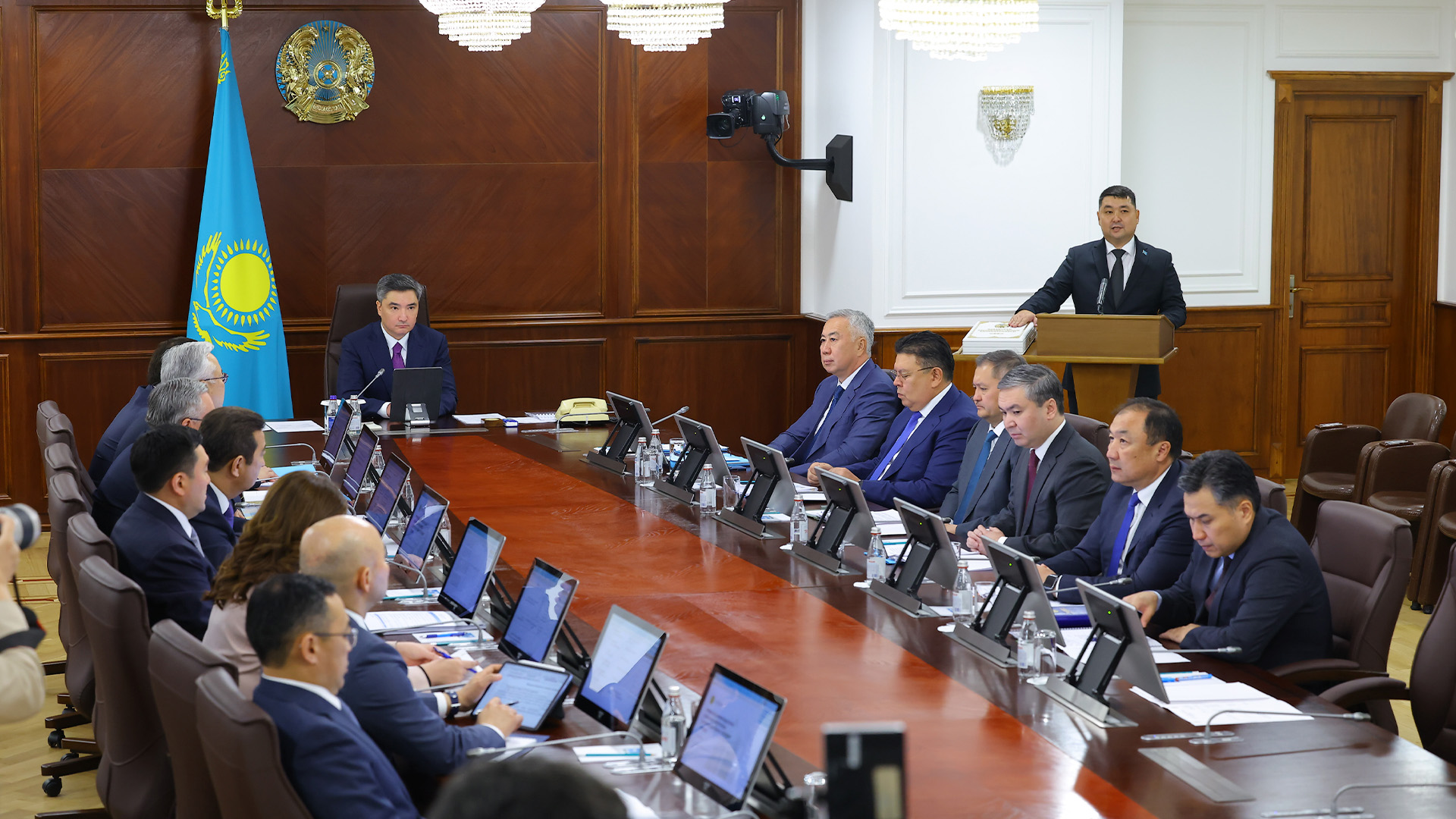 Олжас Бектенов: Мемлекетіміз саяси және экономикалық жаңғыруға қадам басқан тарихи кезеңде еліміздің одан әрі әлеуметтік-экономикалық дамуын қамтамасыз ету үшін бәріміз жан-жақты шараларды қабылдауға міндеттіміз