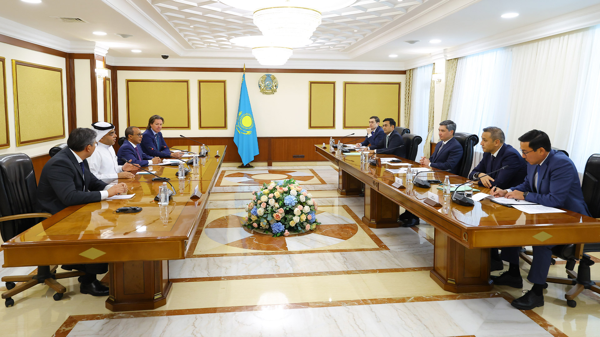 Олжас Бектенов пен Abu Dhabi Commercial Bank Kazakhstan басшысы Фарух Аль Марзуки инвестициялық ынтымақтастық мәселелерін талқылады