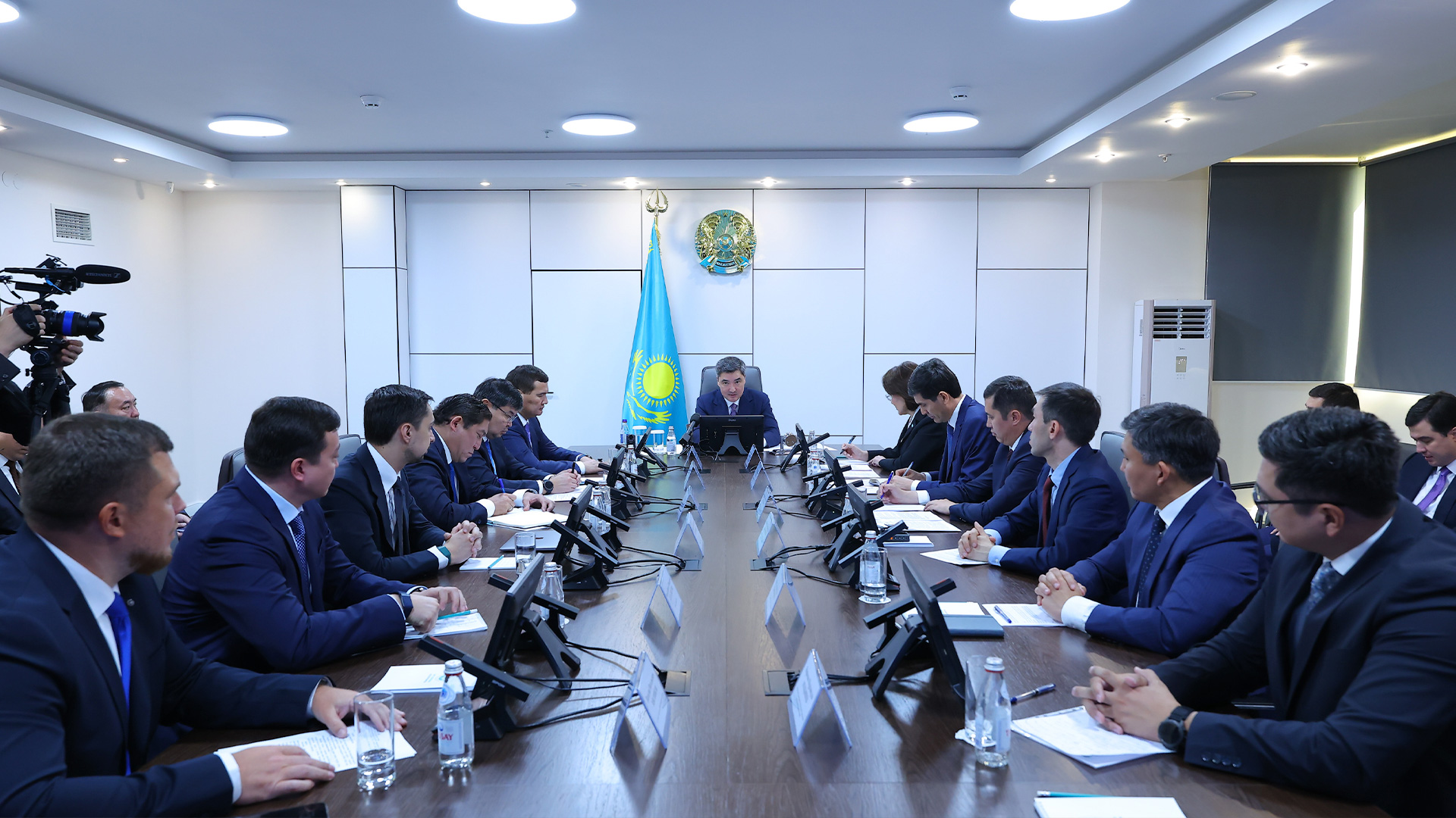 Олжас Бектенов Президенттің медициналық ақпараттық жүйелерді біріктіру жөніндегі тапсырмаларының орындалу барысын тексеріп, денсаулық сақтау саласындағы ЖИ шешімдерімен танысты