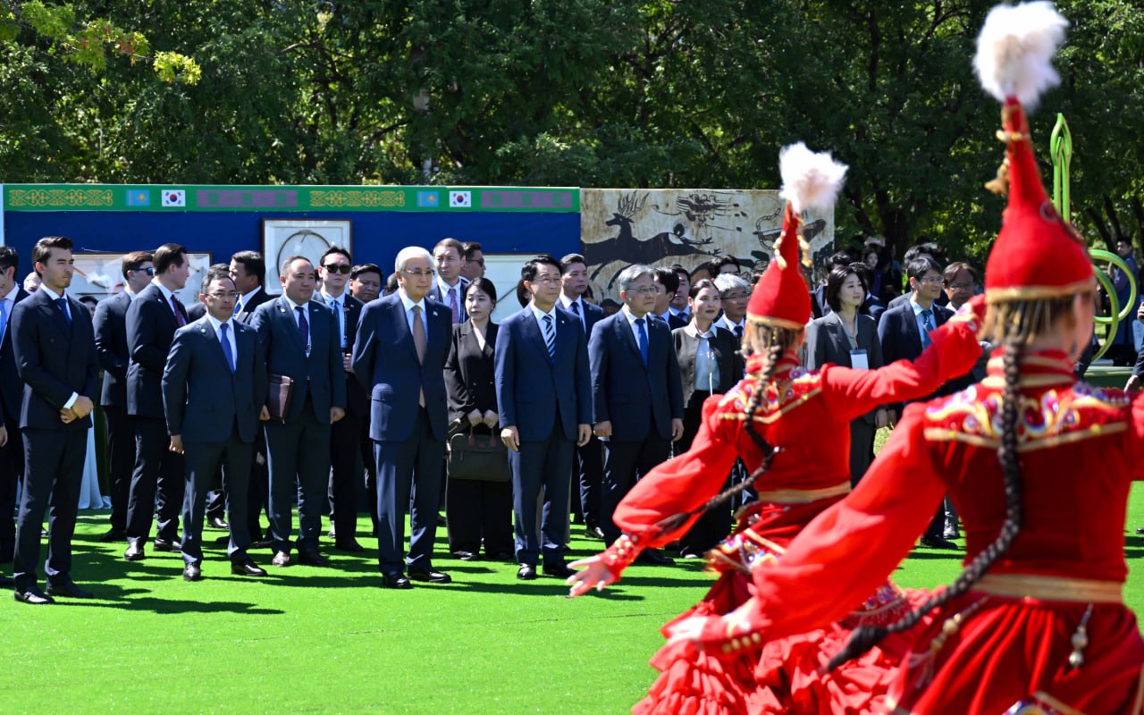 Тоқаев пен Чо Чжон Шик қазақ этноауылына барды