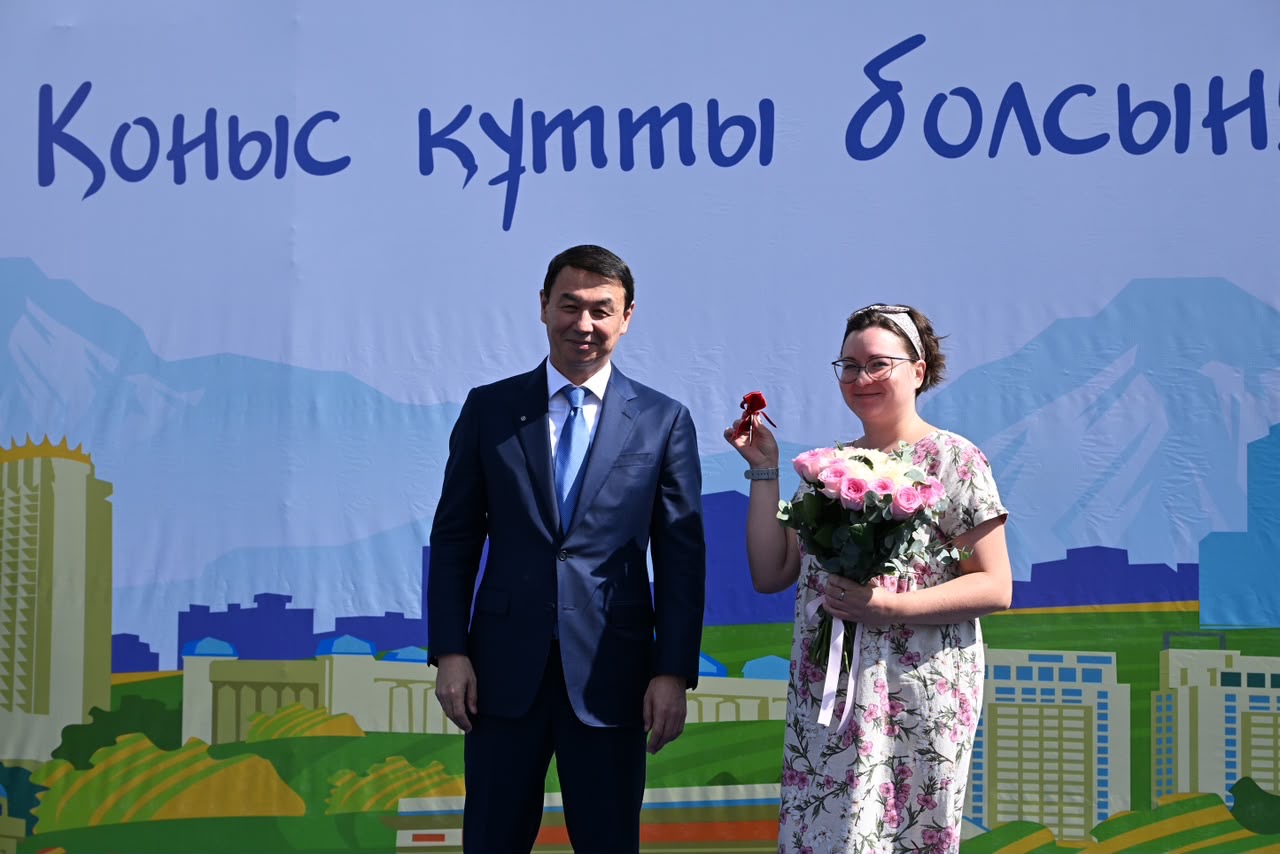 Қала күні қарсаңында Дархан Сатыбалды алматылықтарға жаңа пәтерлердің кілтін табыстады
