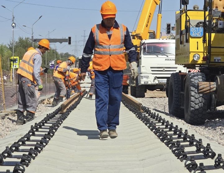 Алматыда LRT желісінің рельстерін төсеу басталды