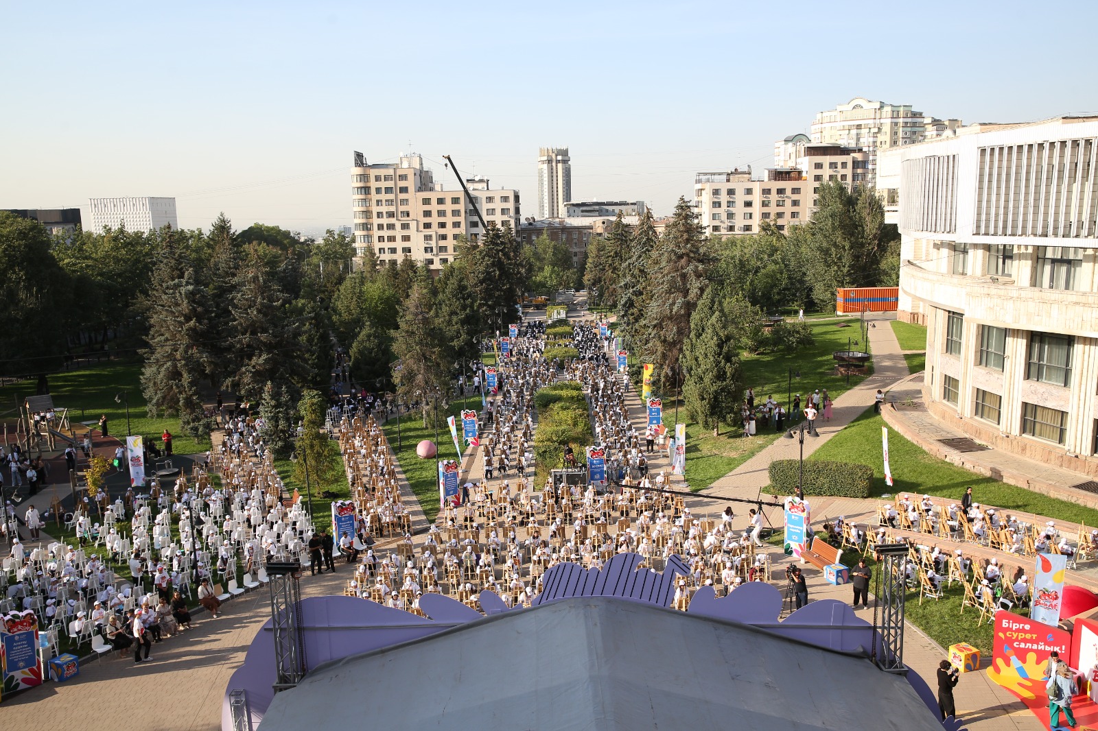 Қала күнін атап өту аясында Алматыда бір алаңға 1000 жас суретшіні біріктірген ауқымды «Almaty: Bala.Art – Мың бала» балалар пленэрі өтті