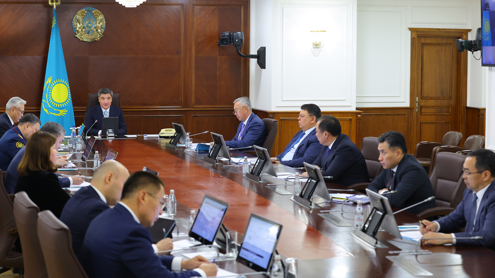 Олжас Бектенов Президенттің «Таза Қазақстан» экологиялық акциясы аясында берген тапсырмаларын жүзеге асыру мәселелері жөнінде кеңес өткізді