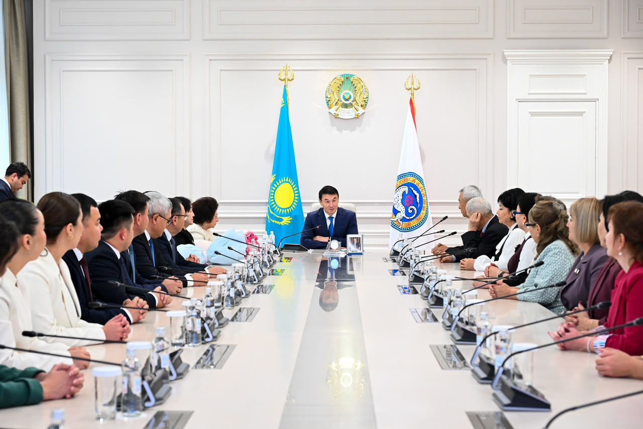 Алматыда Мұғалімдер күніне орай қаланың үздік педагогтері марапатталды