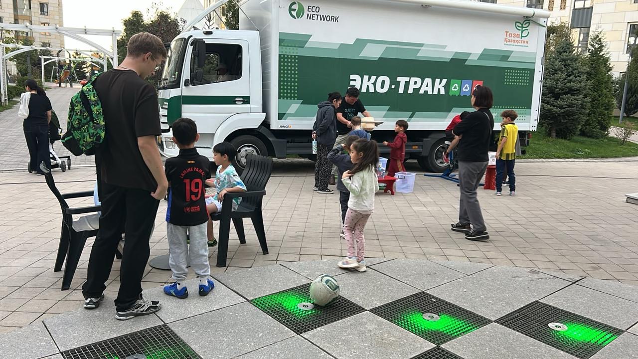 Алматыда «Эко-Трак» қайталама шикізат жинау бойынша көшпелі акциясын жалғастырады: келесі аялдама – № 209 мектеп-гимназиясы