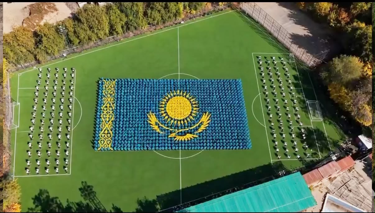 Алматылық 2000 оқушы Республика күніне арналған жаңа әнді орындады