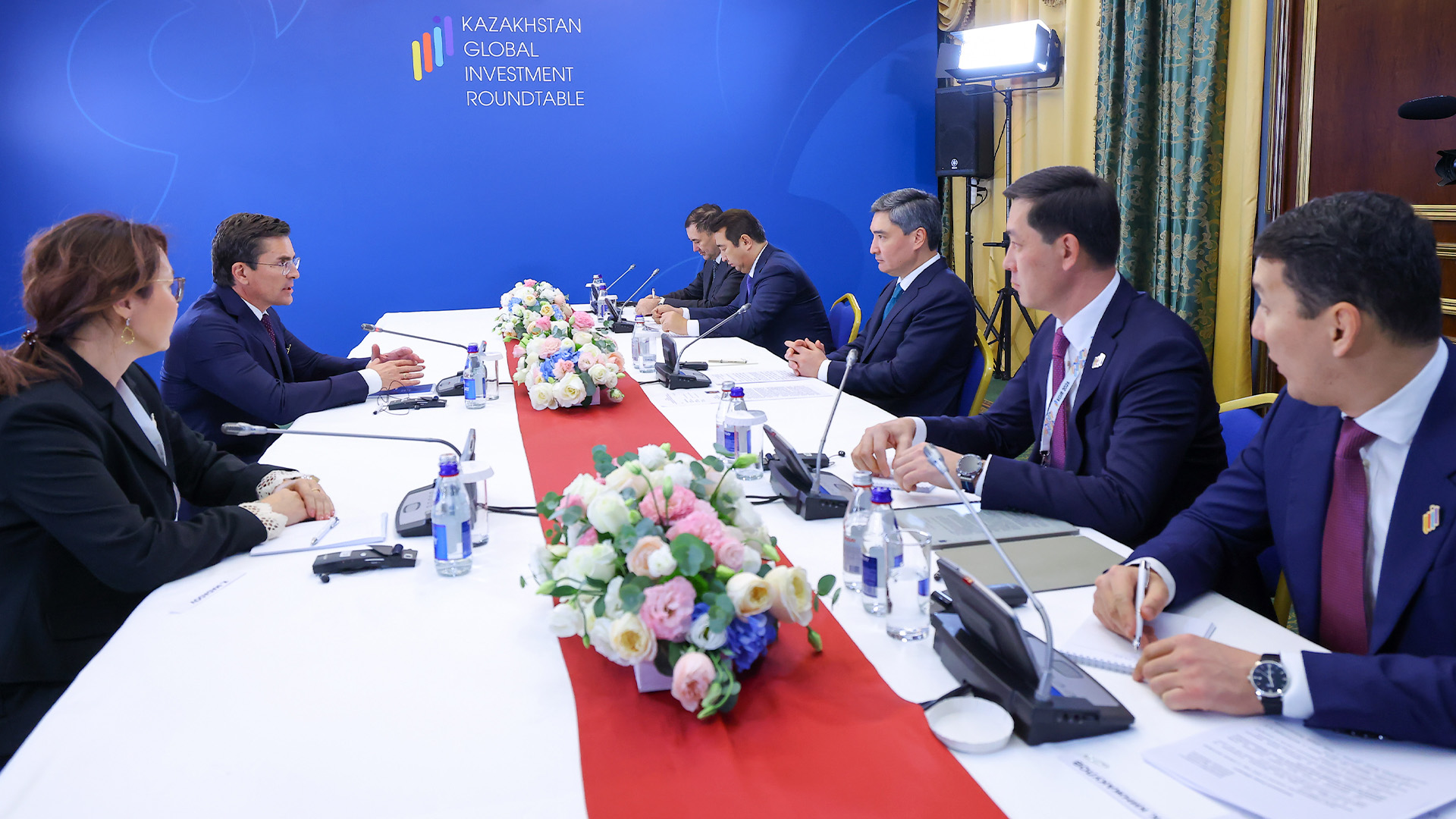 KGIR-2026: Олжас Бектенов шетелдік инвесторлармен бірлескен жобаларды жүзеге асыру мәселелерін талқылады