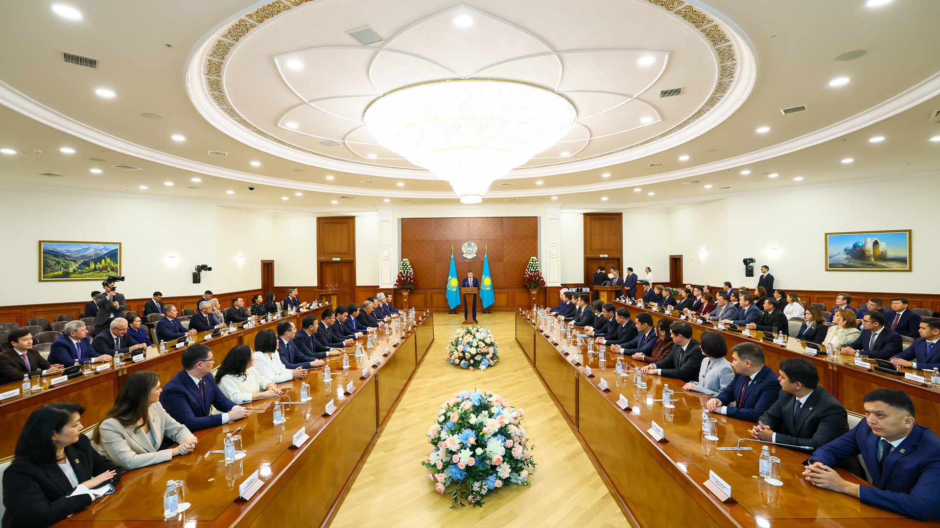 Олжас Бектенов Республика күні қарсаңында Президент атынан мемлекеттік наградаларды табыс етті