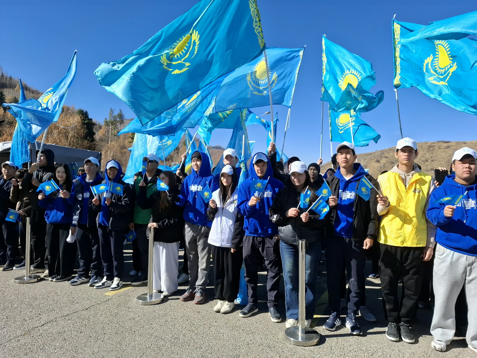 Әнұран әуенімен: Республика күнін Медеуде 1500-ге жуық алматылық қарсы алды