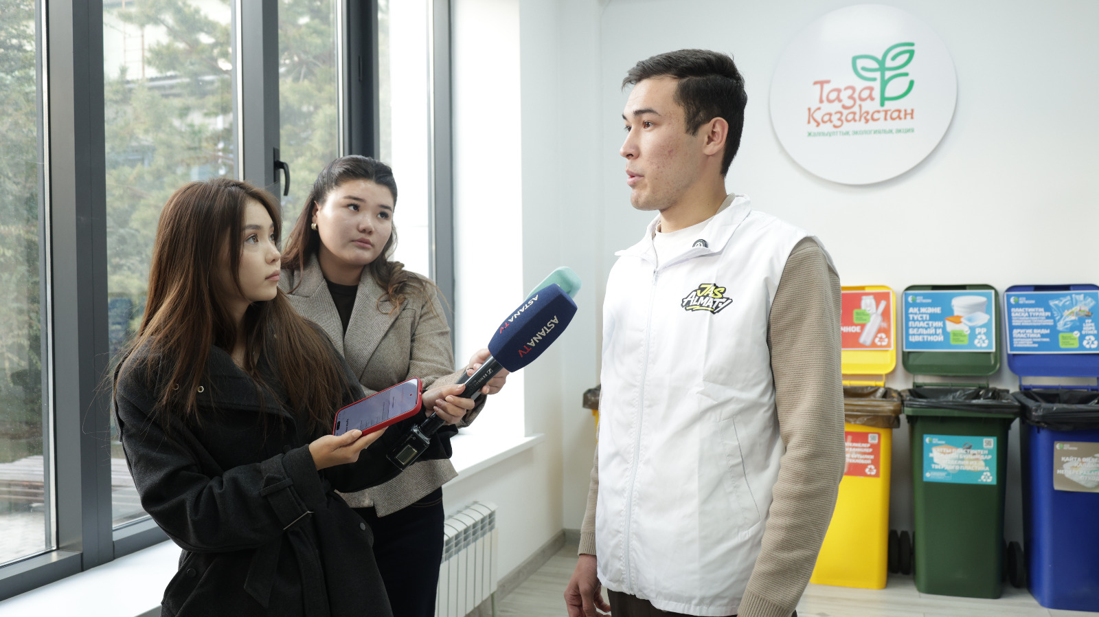 Алматыда жастар мен Жетісу ауданының тұрғындары қалдықтарды сұрыптау бойынша экологиялық акцияға қатысты