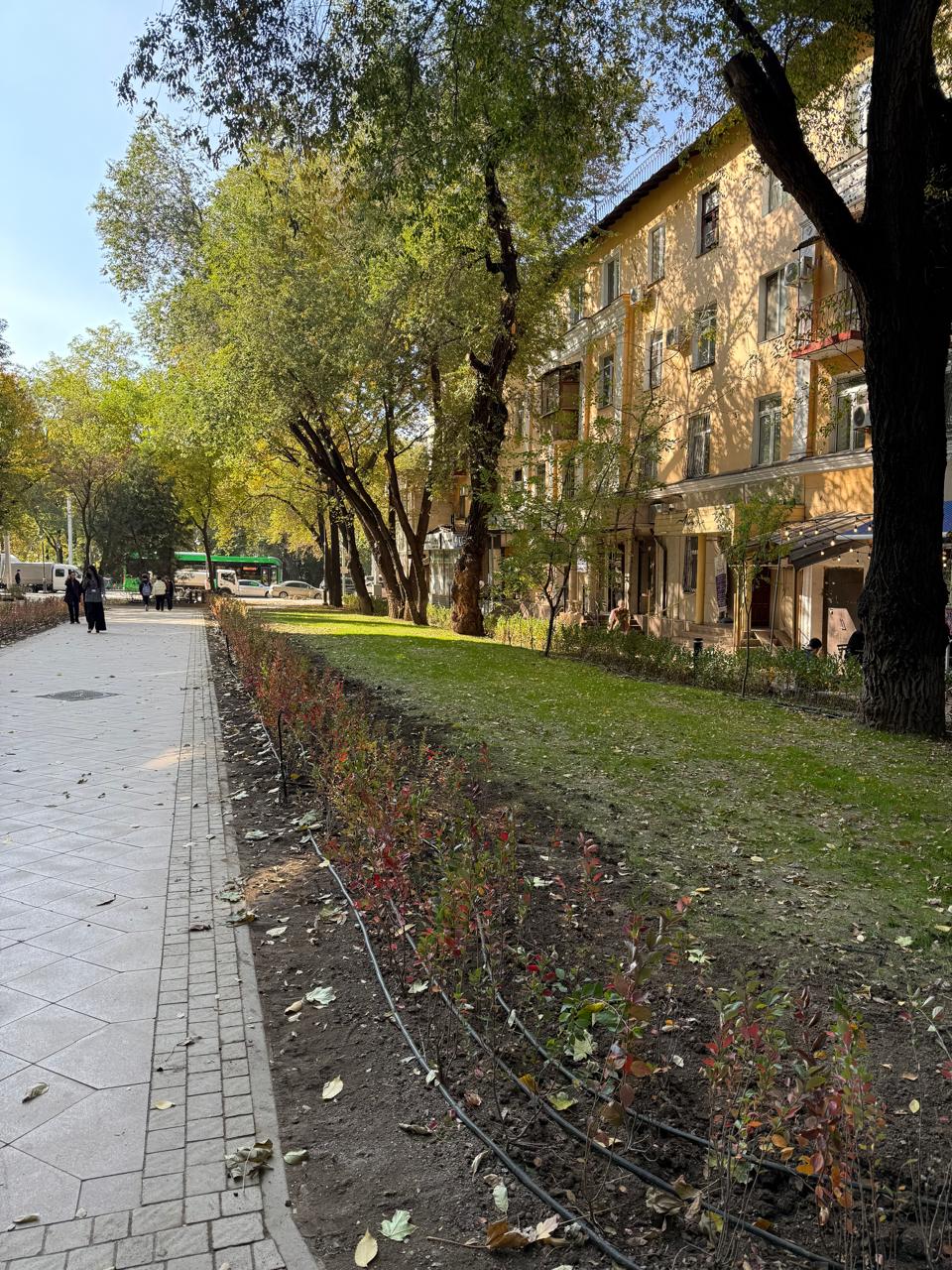 Алматыда Қарасай батыр көшесінің бойында біртұтас жүргіншілер аймағы жасалып жатыр